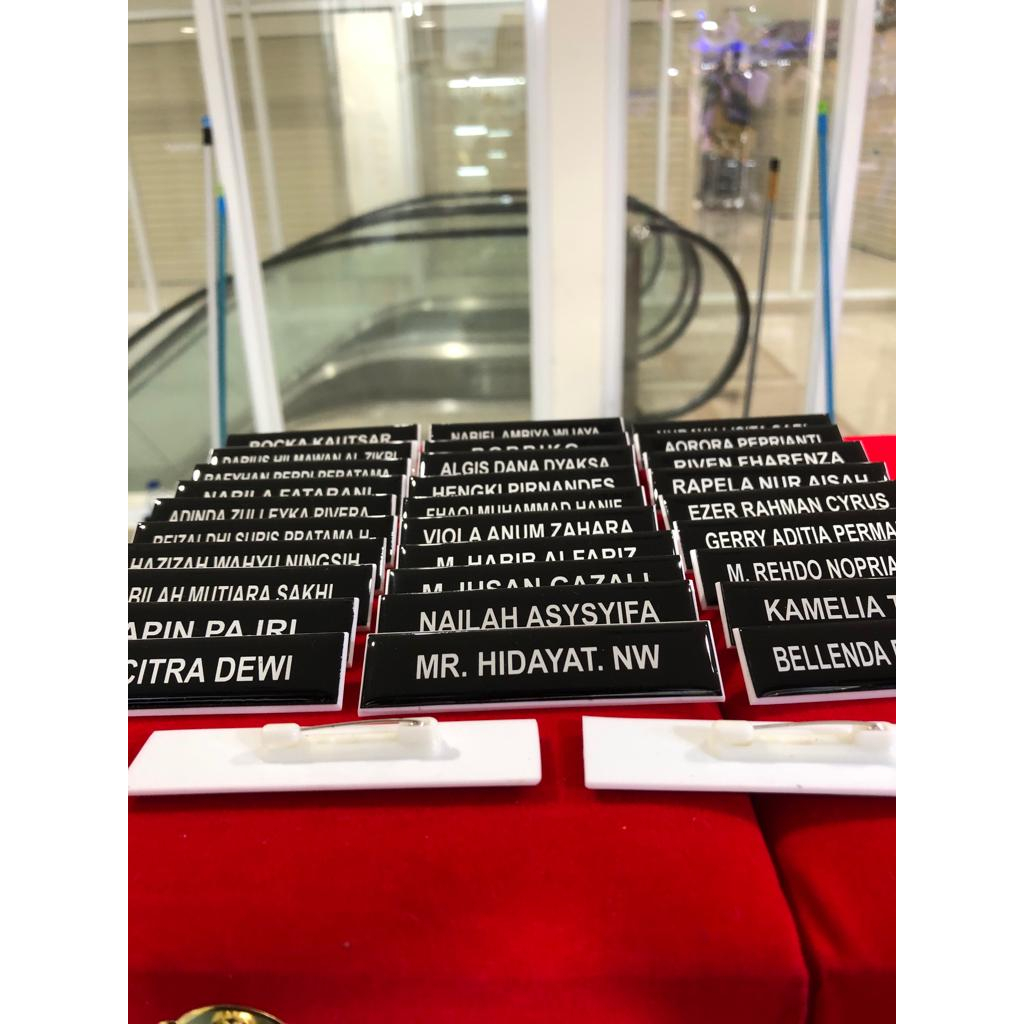 

Papan nama dada grafir lapis fiber ukuran 2×8cm