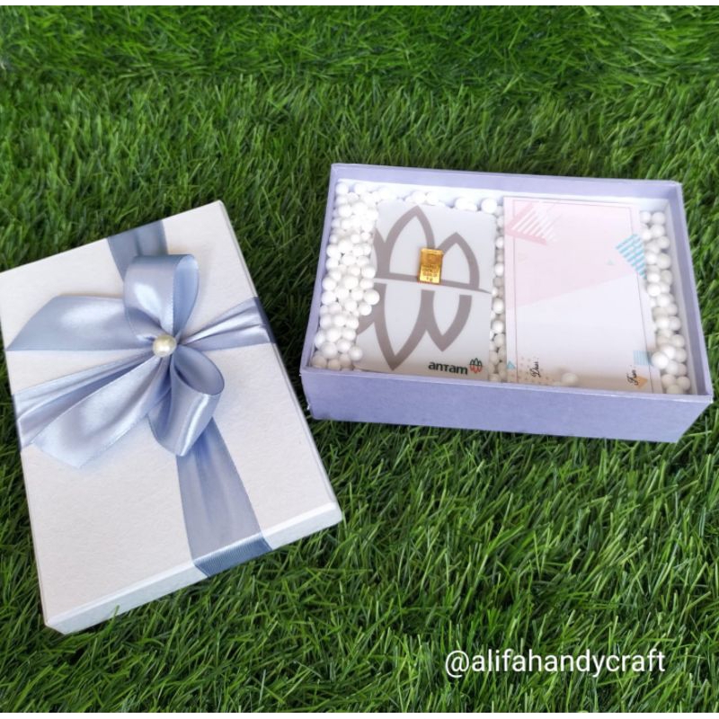 

giftbox/kotak kado/ box hampers/satu paket (box + Styrofoam + gift card) / ukuran 10x15x4,5cm