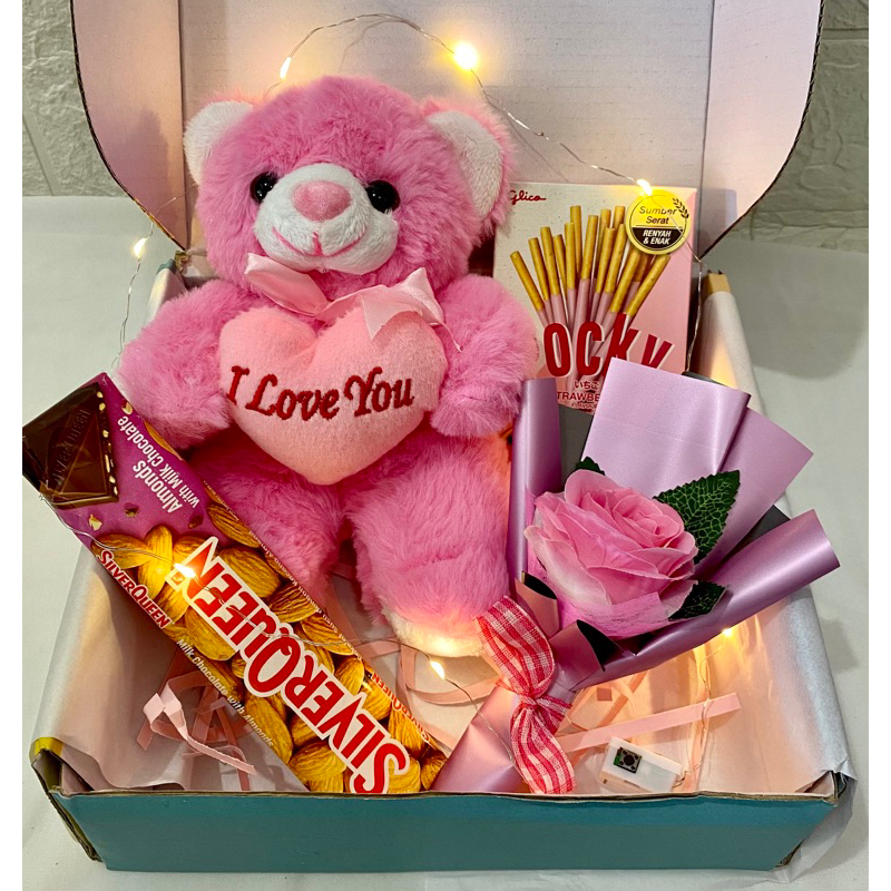 

Kado Boneka Snack Hampers Ulang Tahun Kado Ulang tahun Aniversary Wisuda Kado Valentine Boneka Teddy Bear Buket Mawar Gift Box Hampers