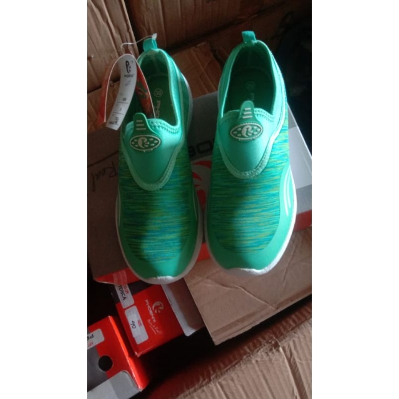 SEPATU PHOENIX KEKINIAN