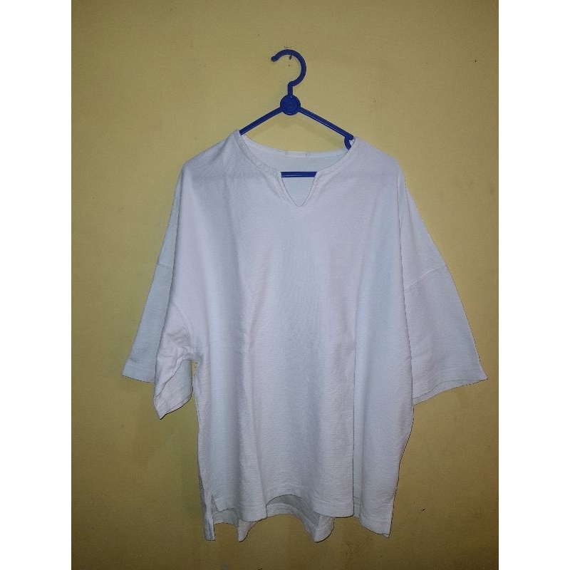 GU putih oversize