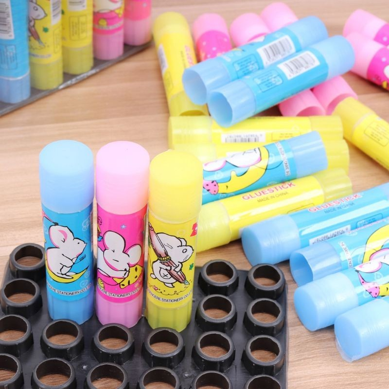 

baru Glue Stick Squeezy sangat cocok untuk kertas, cardbox, photos, fabric dan prakarya anak anak