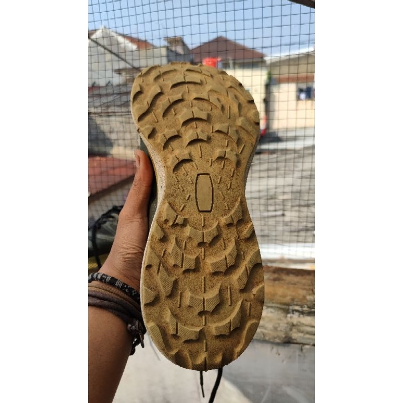 Sepatu trail running second 910 yuza feral second