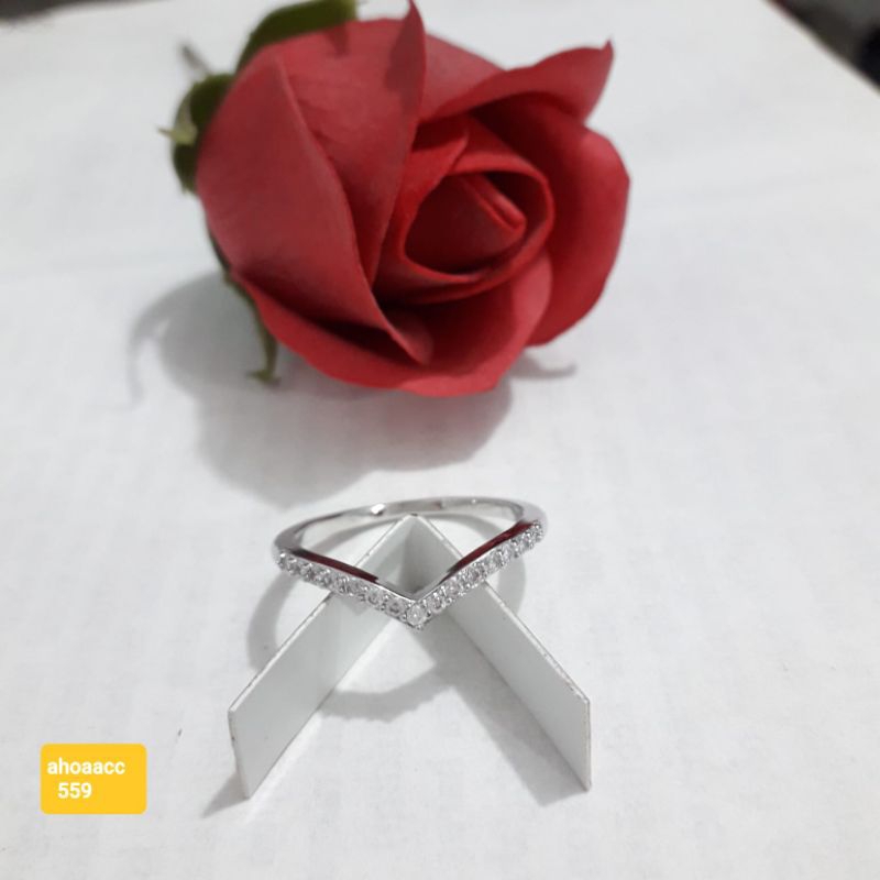 Cincin permata fuji tipis perhiasan warna silver wanita dewasa.