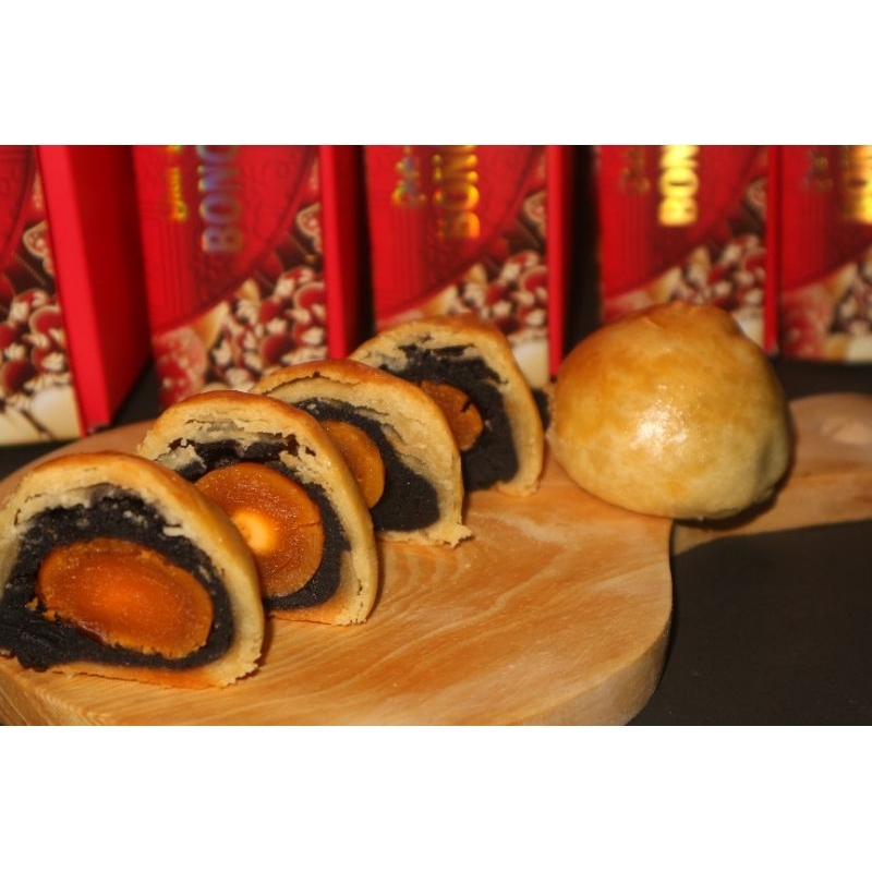 

Kue Bulan Bong Meu Chong Tan Huang Shu tausa hitam isi telur asin. 1 box isi 9