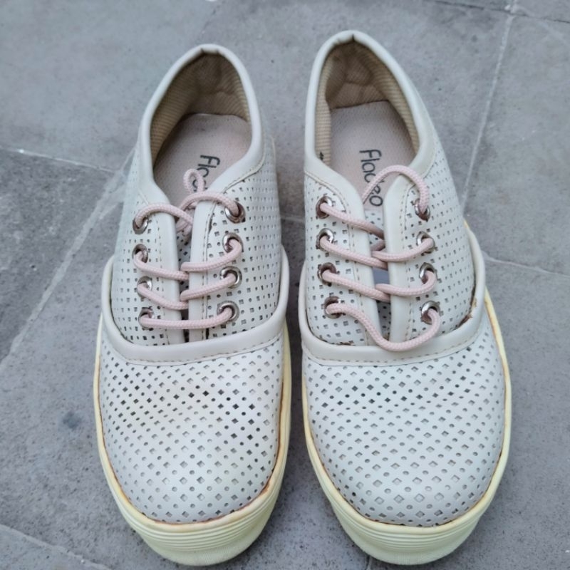 Sepatu Tali Wanita Merk Fladeo Preloved