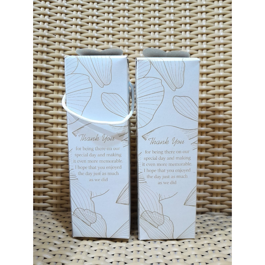 

1 pcs Box MOTIF RANDOM / dus botol Manja Motif full Bunga cantik Tanpa Nama Pasangan + Tali Putih