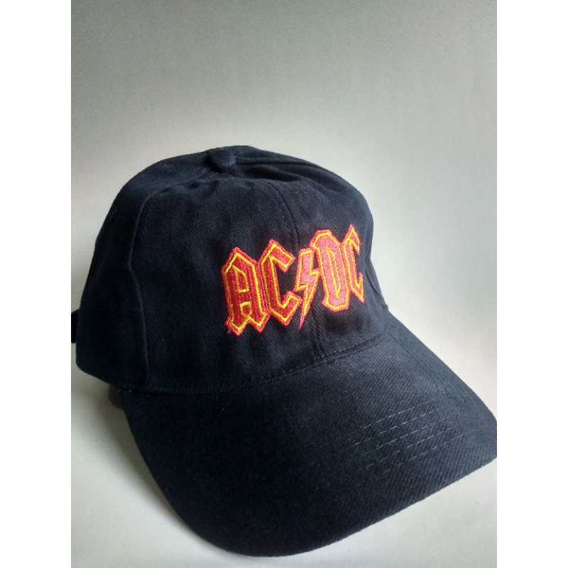 TOPI ACDC