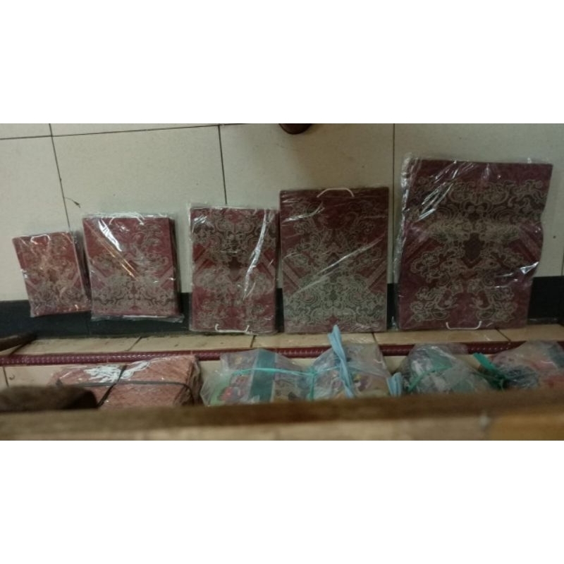 

Paper bag batik polio ukuran 25x35x9 isi 12pcs