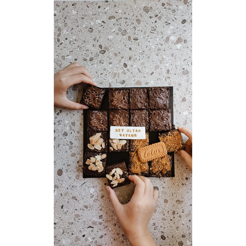 

FUDGY BROWNIE FANTASTIC FOUR 20X20 NUTELLA CHOCO CRUNCHY ALMOND LOTUS