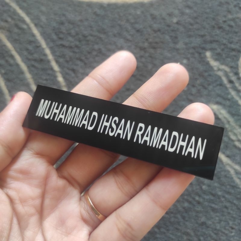 

Papan nama dada laser marking peniti/ permukaan datar tidak cembung