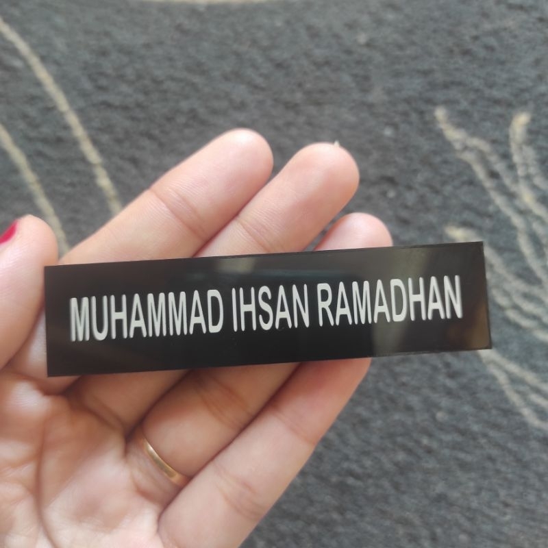 

Papan nama dada laser marking magnet / name tag datar magnet