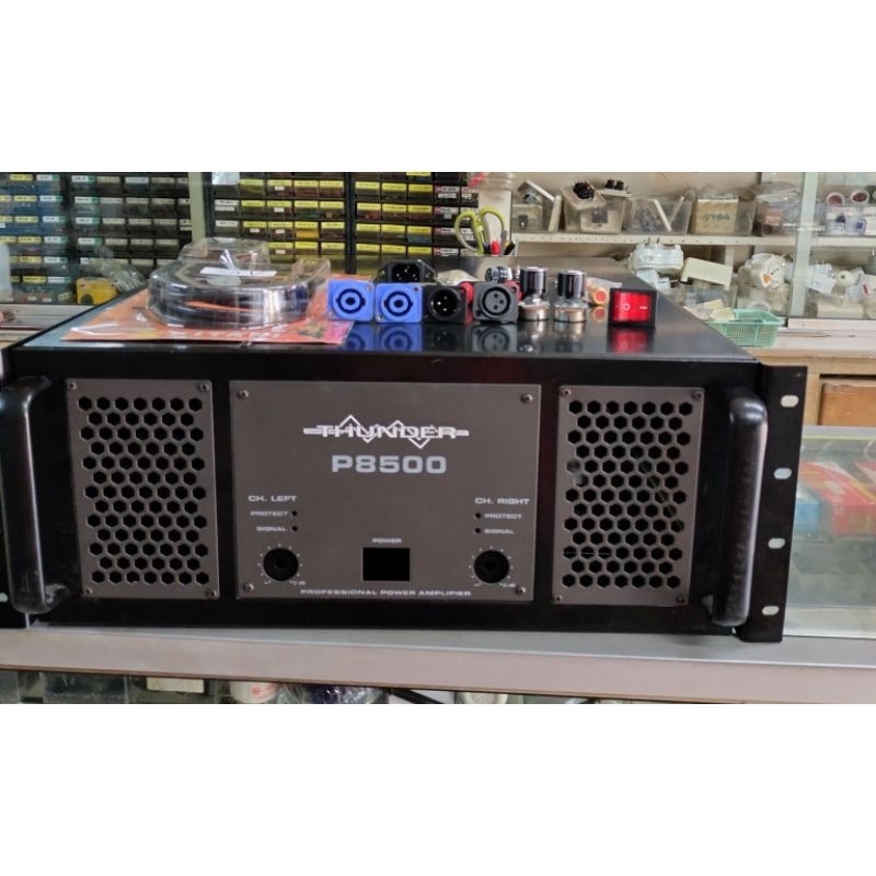 Box Power Ampli Box Thunder P 8500 Lengkap Dengan Asesorisnya.
