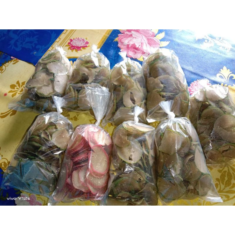 

kerupuk poli mentah rasa ketumber warna hijau