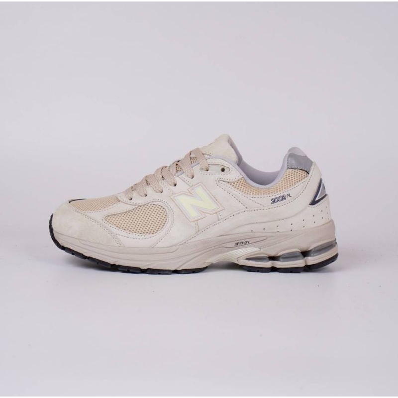 Sepatu NB 2002R Aluminium Beige