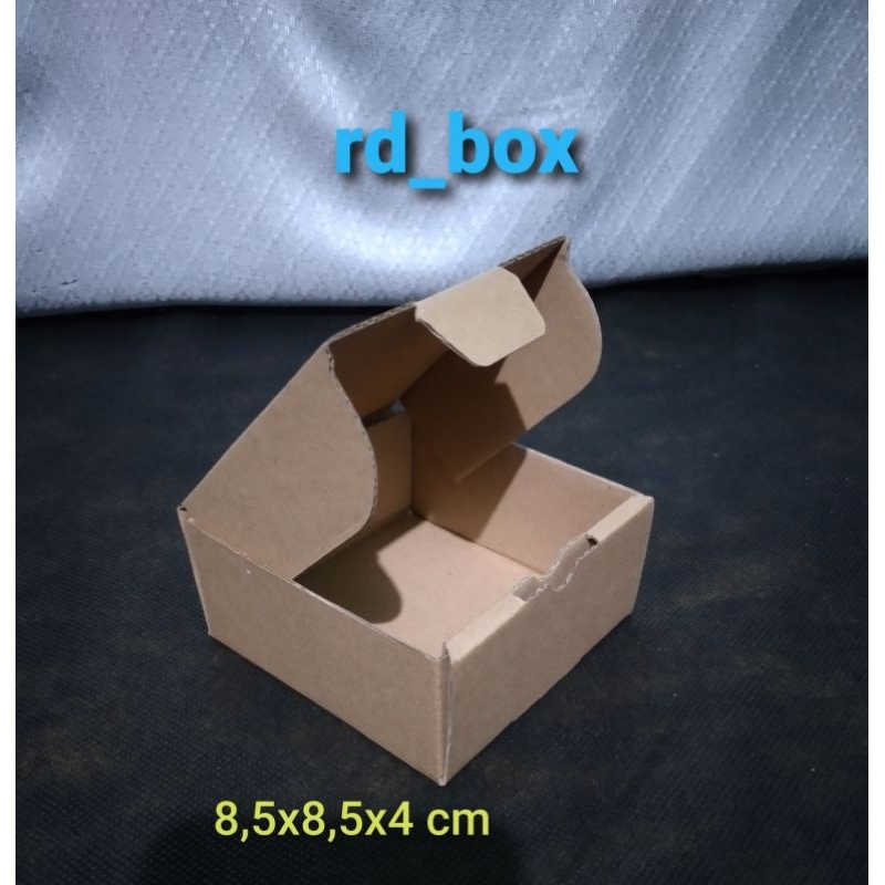 

kardus/box/dus 8,5x8,5x4 cm,box model pizza,kotak souvenir,box aksesories