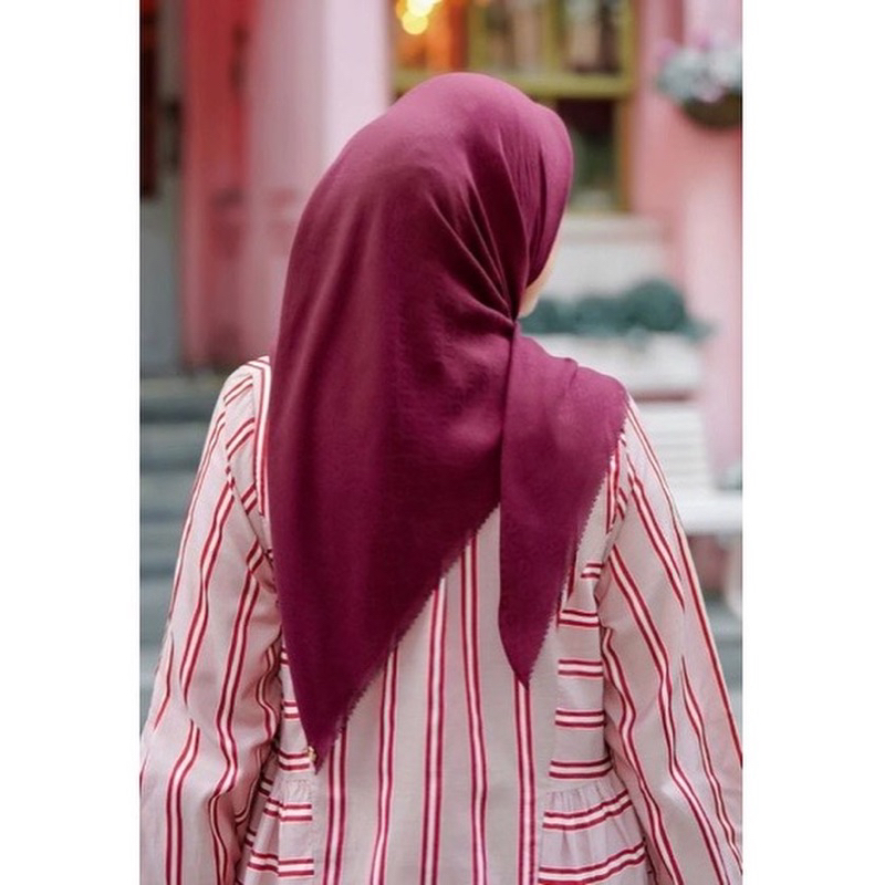 Tapis Embossed-Ruby Buttonscarves