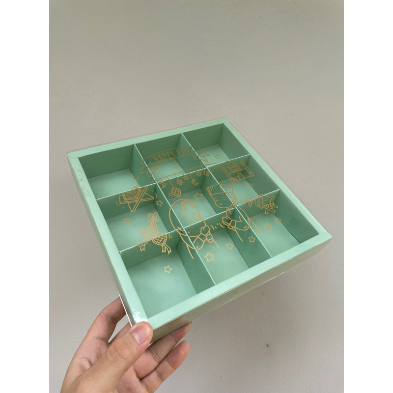 

Dus hijau muda sekat 9 mika idul fitri lebaran eggtart fruit tart dll + Free Tag (HARGA UNTUK 5 PCS DUS)