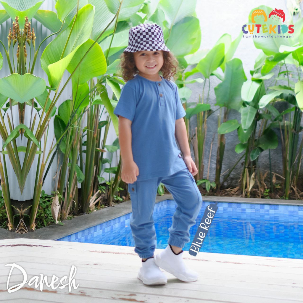 Nauree - Setelan Danesh Unisex Anak Laki Laki Perempuan One Set Casual Bahan Cotton Combed 24s Kualitas Premium Untuk Jalan Jalan Polos Berkancing Lembut Modern Lucu Trendy Murah Jahitan Rapih