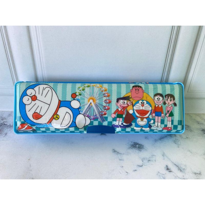

Kotak Pensil Doraemon 2 sisi + Rautan / Tempat pensil 2 sisi doraemon / kotak pensil + rautan
