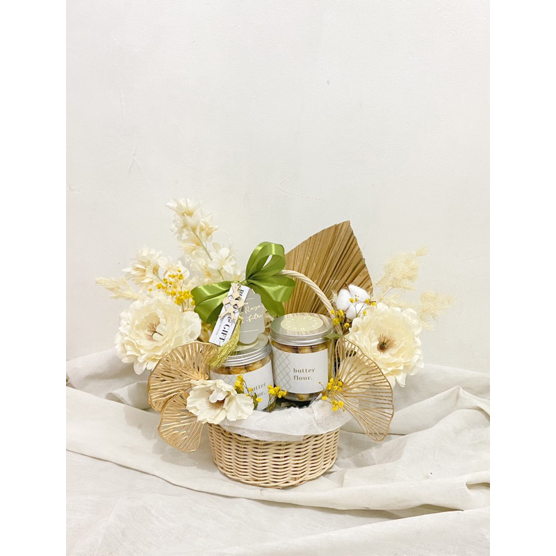 

Raya Rattan Hampers (ukuran M)