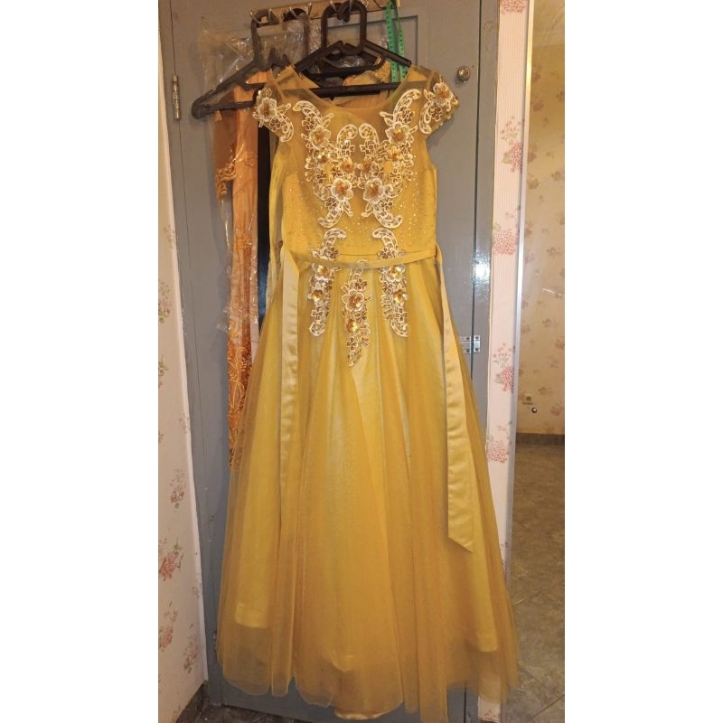 Gaun Pesta Gold