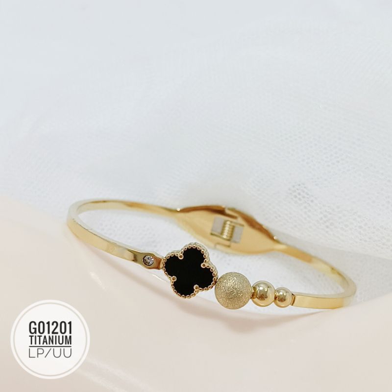 Gelang titanium bangle Clover gold G01201