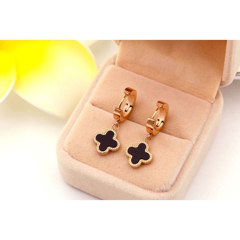 anting jepit titanium bunga clover hitam
