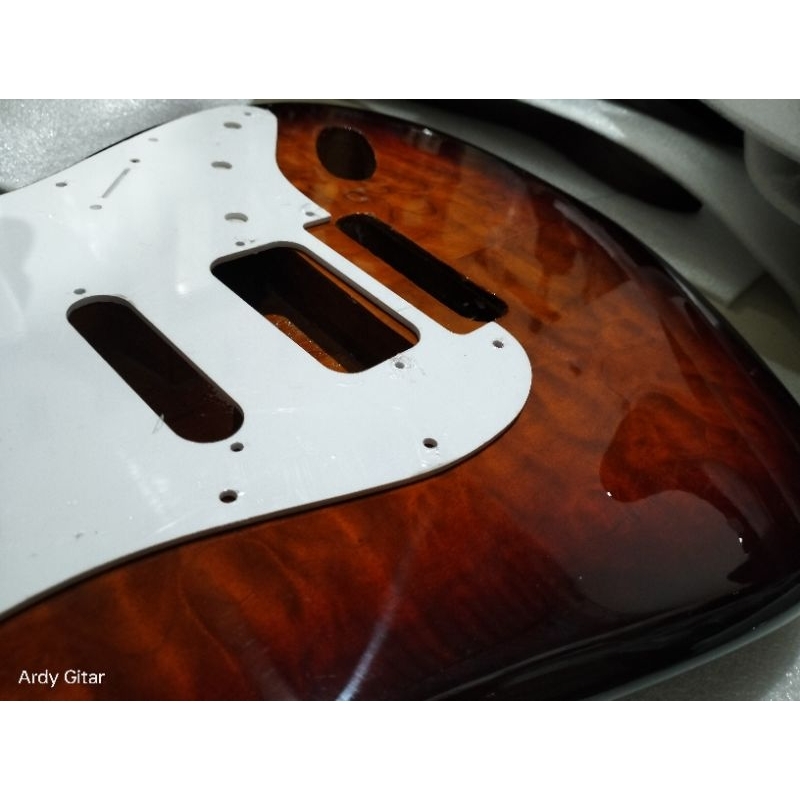 Body Gitar fender Stratocaster strato finishing bonus piguard