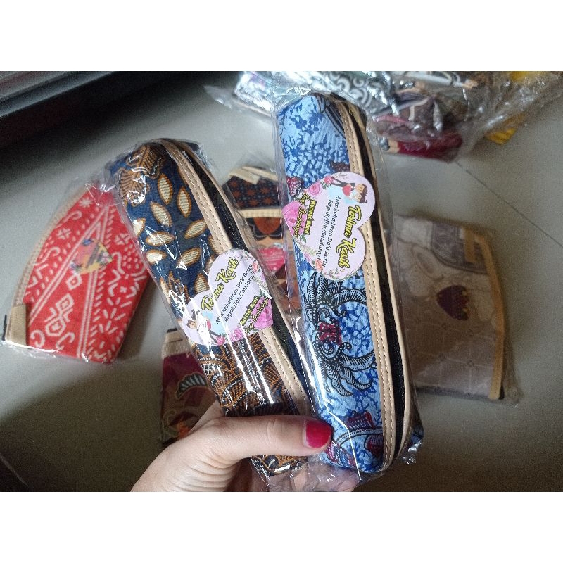 

Tempat Pensil Souvenir Pernikahan Motif Batik