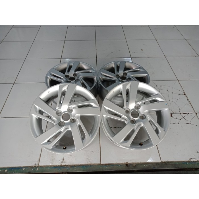 Velg Second Oem Std Daihatsu Rocky Ring 16 Pcd 4x100