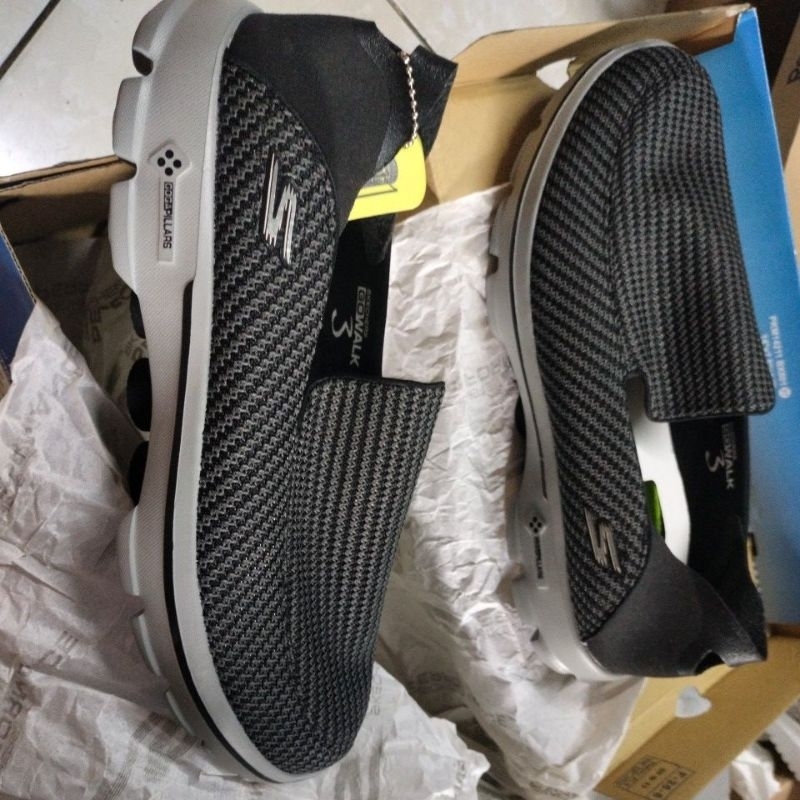 Sepatu Pria Merk Skechers New Original size 43 (27,5 cm) 1 psg, size 43,5 (28 cm) 1 psg