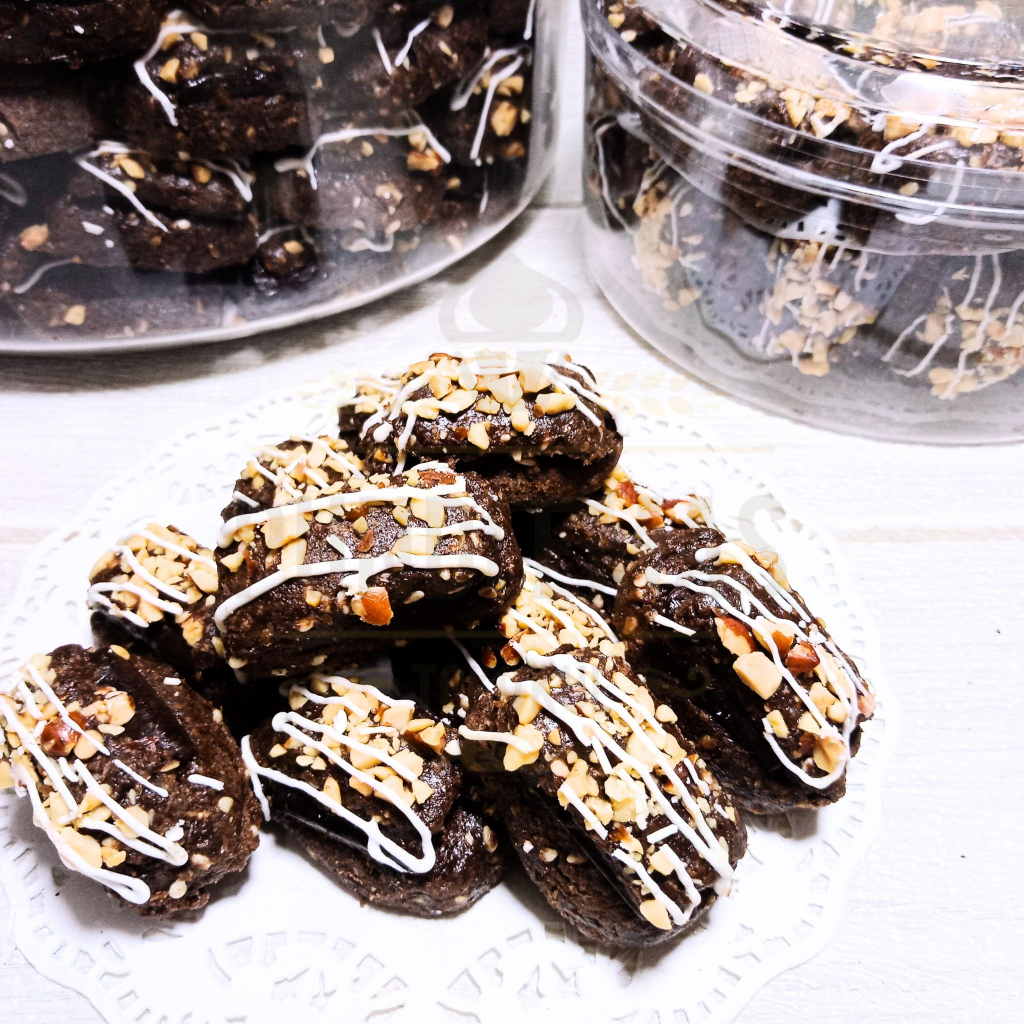 Double Choco / Cookies Dengan Cokelat Block Dan Kacang Tanah ( 1 Toples Uk 500gr )