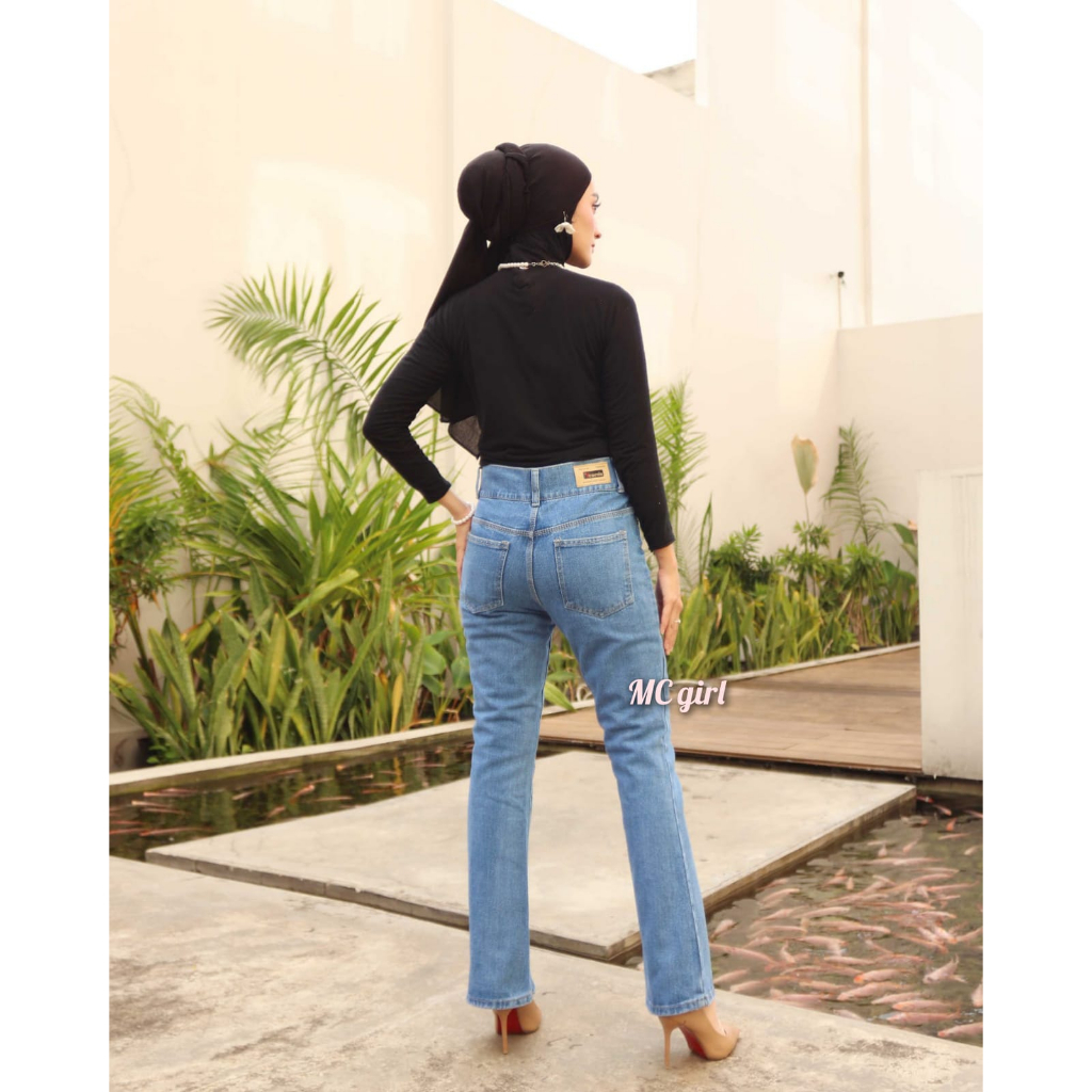 ( Size 27 - 30 ) MC girl - Celana Jeans Cutbray Highwaist Kancing 2 Warna Biru Muda Wanita / High Waist Cutblay Kancing 2 / Celana Denim Pinggang Tinggi Kaki Lebar Colour Light Blue Cewek / Kaki Besar / Kaki Gede