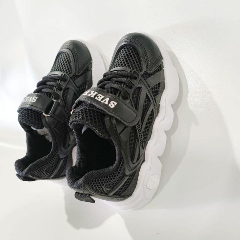 Sepatu sneakers anak sekolah polos hitam model terbaru S306