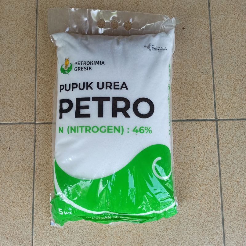 Pupuk Urea Petro non subsidi kemasan 5 kg.