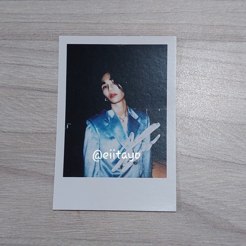 Jeff satur polaroid loading u magazine pola majalah