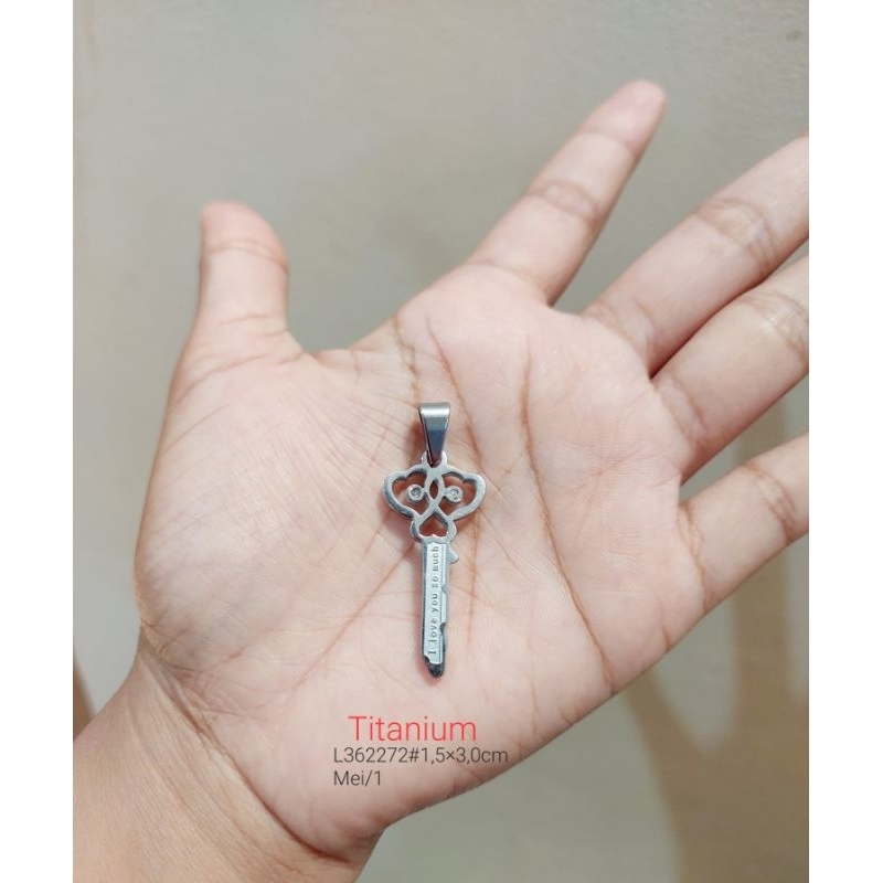 Liontin titanium silver motif kunci
