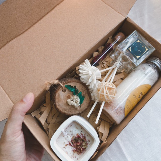 

HAMPERS WEDDING AROMATIQUE- kado nikah kado wedding kado aromaterapi kado couple kado anniversary kado lilin aromaterapi kado reed difuser kado bath salt garam himalaya kado teh herbal