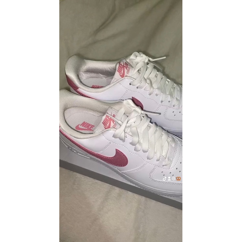 Nike Air Force 1 Pink swoosh