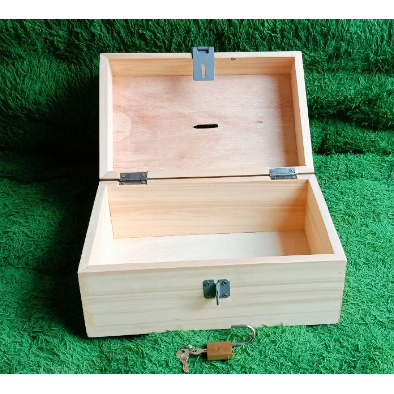 Kotak Uang Kayu Pinus 302015,5cm Dengan Kunci