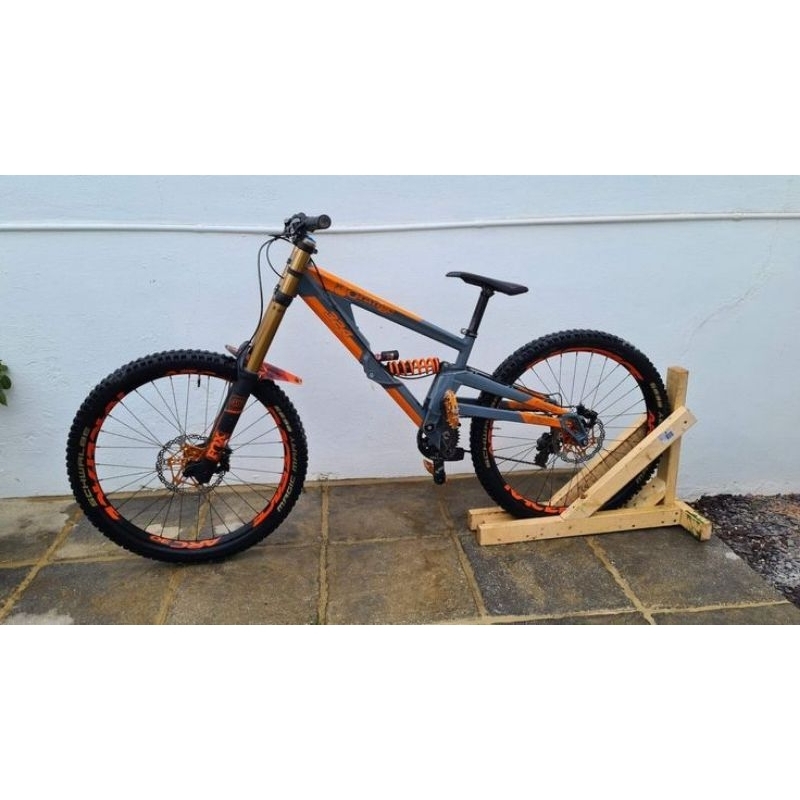 stand rak penyimpanan sepeda dari kayu