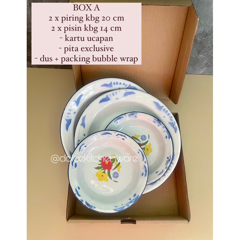 

DOLCE Gift Box Hampers Piring Pisin Cangkir Lurik Kembang Jadul Enamel Seng Hadiah Souvenir