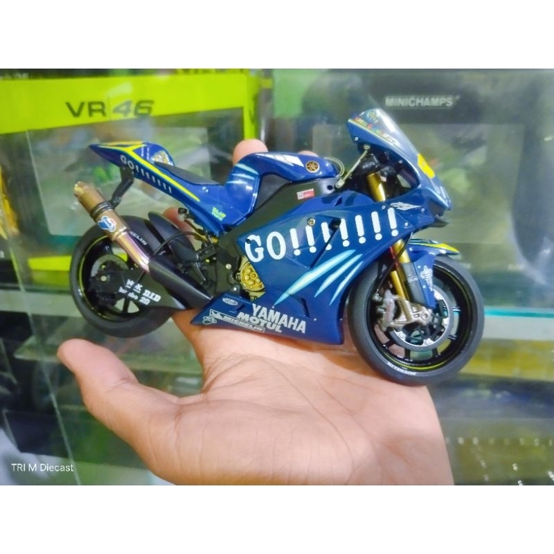 Diecast ixo Yamaha YZR-M1 Valentino Rossi 2004 skala 1:12