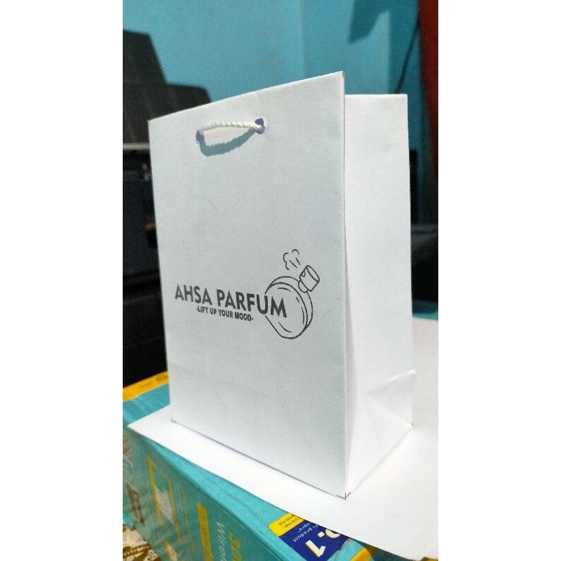 

Paperbag putih size 10x6x14cm bisa pakai logo sendiri