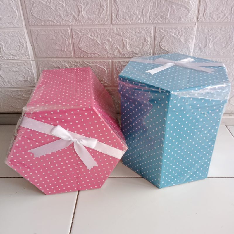 

Kotak Kado Gift Box Hadiah 22x23cm