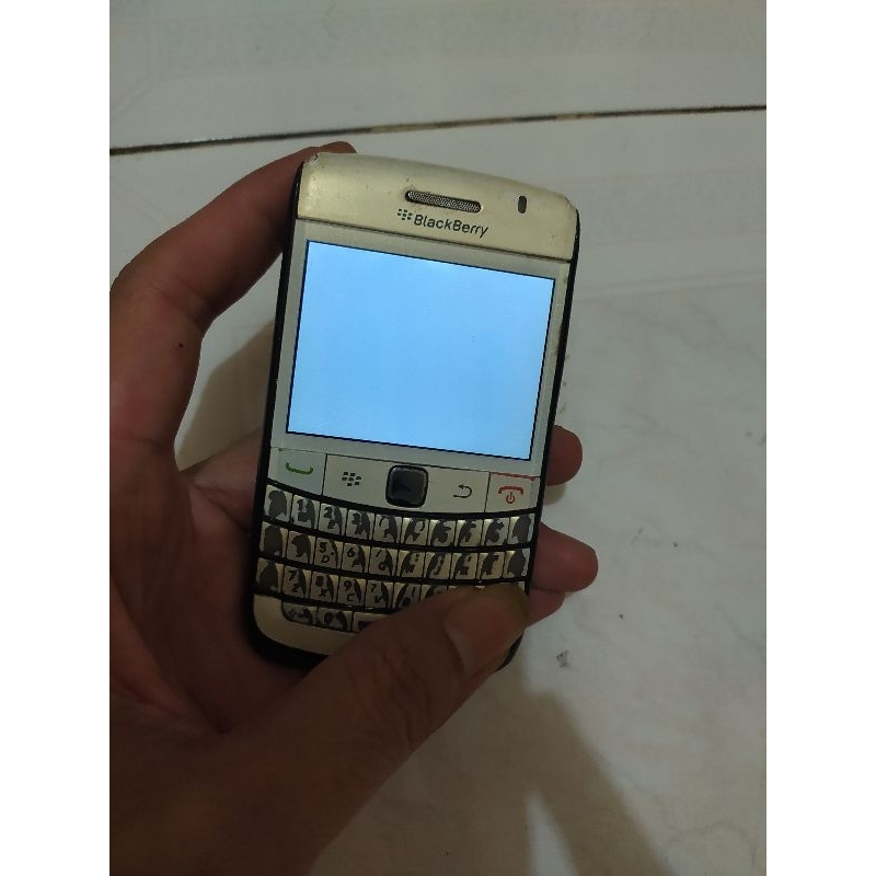 Blackberry Onyx 2 9780 Kondisi Lcd/Layar Blank Putih, Silakan Yg Butuh Mesin'nya..