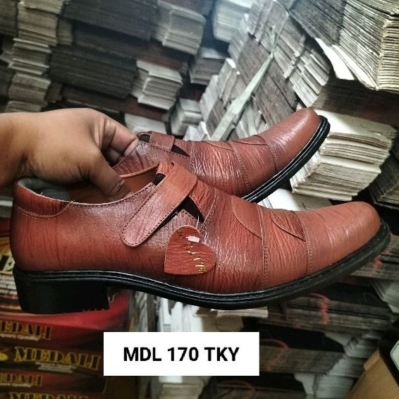 Sepatu kulit kantor pria MEDALI sepatu kerja formal tampil lebih keren