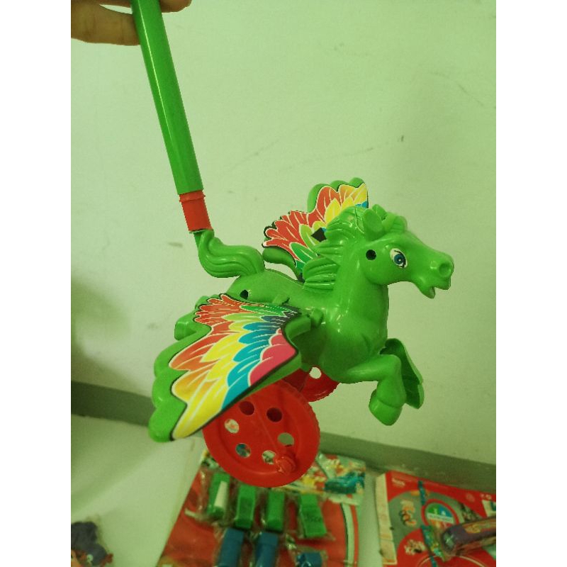 mainan dorongan kuda terbang