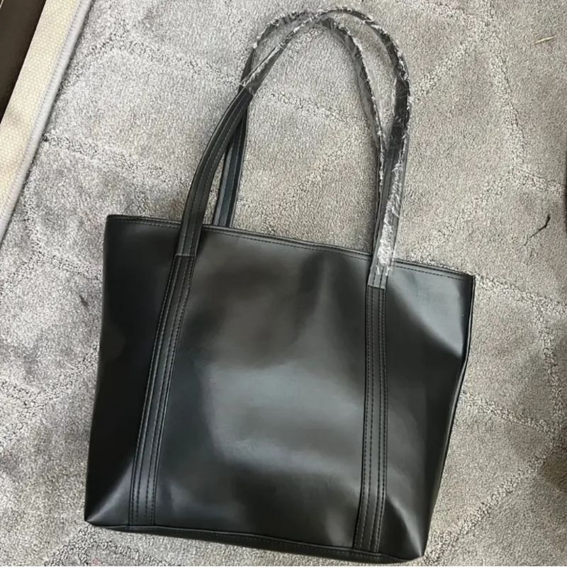 Tote bag Hanum/tas bahu kulit warna Hitam
